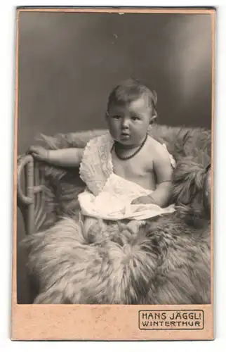 Fotografie Hans Jäggli, Winterthur, Portrait niedliches Kleinkind im weissen Kleidchen