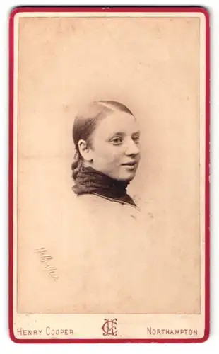 Fotografie Henry Cooper, Northampton, Portrait schöne Dame mit Schal