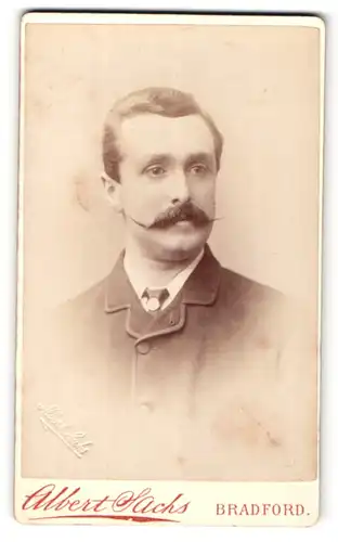 Fotografie Albert Sachs, Bradford, Portrait eleganter Mann mit Schnurrbart
