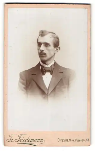 Fotografie Fr. Friedemann, Dresden, Portrait charmanter Herr mit Schnurrbart
