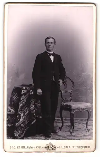 Fotografie Osc. Rothe, Dresden, Portrait eleganter Mann mit Fliege im Anzug
