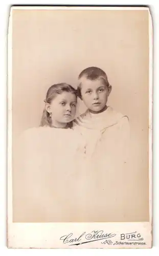 Fotografie Carl Kruse, Burg, Portrait zwei süsse Kinder in weisser Kleidung