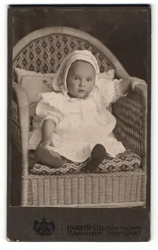 Fotografie Hubert Lill, Mannheim, Portrait niedliches Kleinkind im weissen Kleidchen
