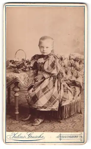 Fotografie Julius Grusche, Neugersdorf i. S., Portrait blondes Mädchen im Kleidchen