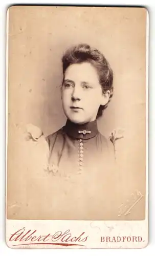 Fotografie Albert Sachs, Bradford, Portrait junge Frau im Kleid