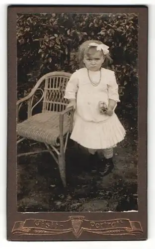 Fotografie unbekannter Fotograf und Ort, Portrait niedliches Mädchen im weissen Kleidchen und Schleife im Haar