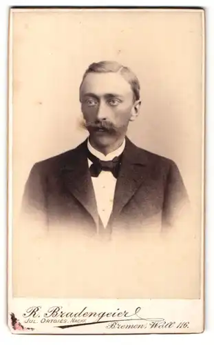 Fotografie R. Bradengeier, Bremen, Portrait dunkelhaariger Herr mit Schnauzbart