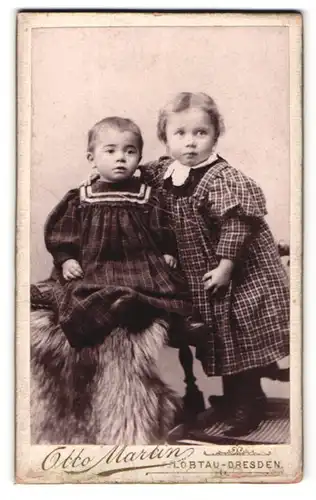 Fotografie Otto Martin, Lörtau-Dresden, Portrait zwei niedliche Kleinkinder in Kleidern