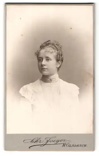 Fotografie Chr. Jaeger, M. Gladbach, Portrait bezaubernde Dame im weissen Kleid