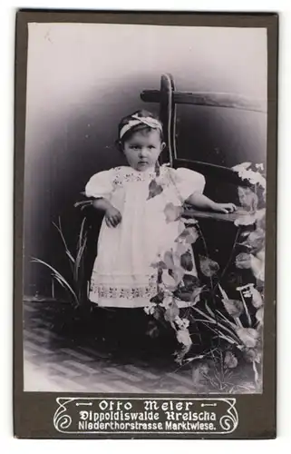 Fotografie Otto Meier, Dippoldiswalde, Portrait süsses Mädchen im weissen Kleidchen