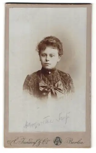 Fotografie A. Jandorf & Co., Berlin, Portrait hübsches Fräulein in schwarzer Bluse