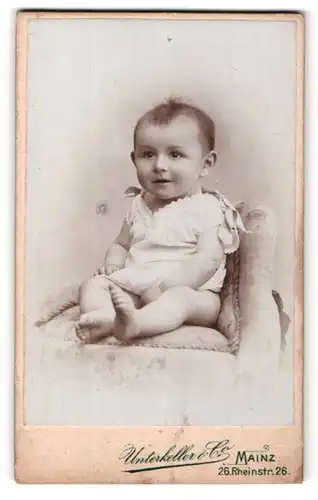 Fotografie Unterkeller & Co., Mainz, Portrait niedliches Kleinkind im weissen Kleidchen
