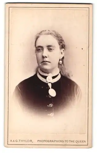 Fotografie A. & G. Taylor, London, Portrait schönes blondes Fräulein mit auffälligem Halsschmuck