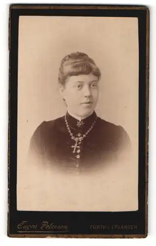 Fotografie Eugen Peterson, Fürth, Portrait bildschöne junge Dame mit Brosche und Halskette