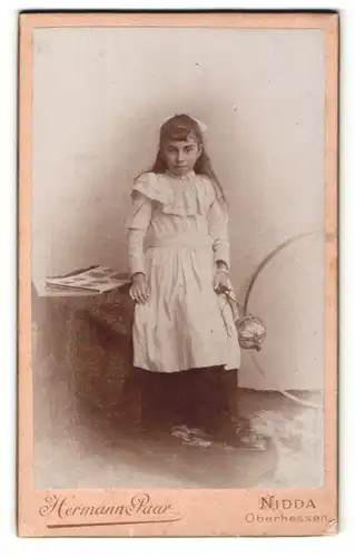 Fotografie Hermann Paar, Nidda / Oberhessen, Portrait dunkelhaariges schönes Mädchen mit Ball in der Hand