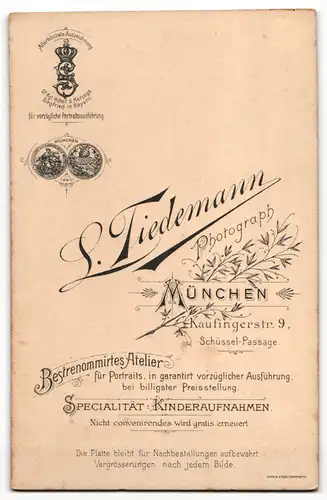 Fotografie L. Tiedemann, München, Portrait Kommunikant mit Kerze und Gebetsbuch