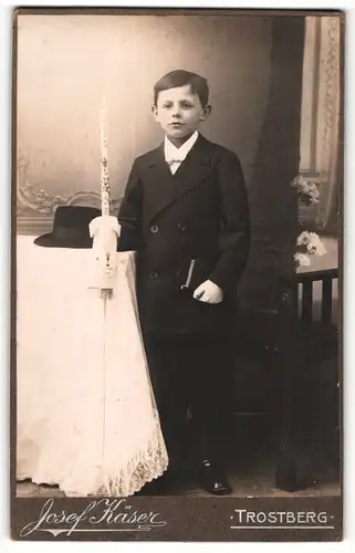 Fotografie Josef Kaser, Trostberg, Portrait Kommunikant mit Kerze und Gebetsbuch