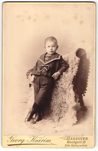 Fotografie Gerog Knirim, Hannover, Portrait kleiner Junge im Matrosenanzug an Fell gelehnt