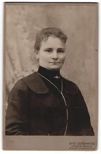 Fotografie Otto Junghanns, Leipzig-Gohlis, Portrait bürgerliche Dame in modischer Kleidung mit Kragenbrosche