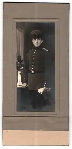Fotografie F. Wilh. Schmidt, Kiel, Portrait Soldat in Uniform mit Schirmmütze