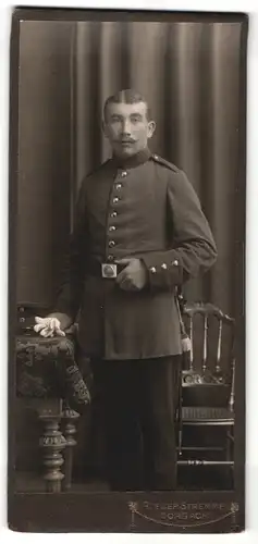 Fotografie W. Stremme, Corbach, Portrait Soldat in Uniform mit Handschuhen