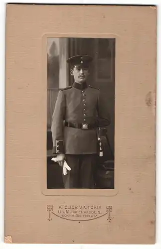 Fotografie Atelier Victoria, Ulm, Portrait Soldat in Uniform mit Schirmmütze und Handschuhen
