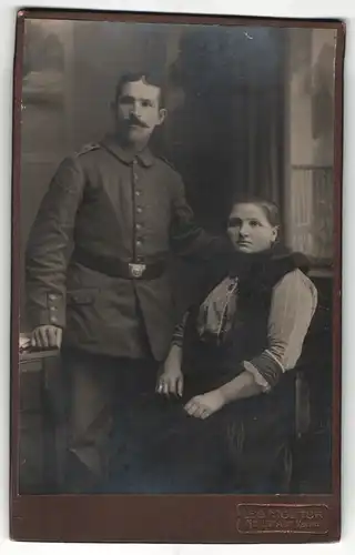 Fotografie Leo Molitor, Neustadt i / Schw., Portrait Soldat in Uniform mit seiner Frau