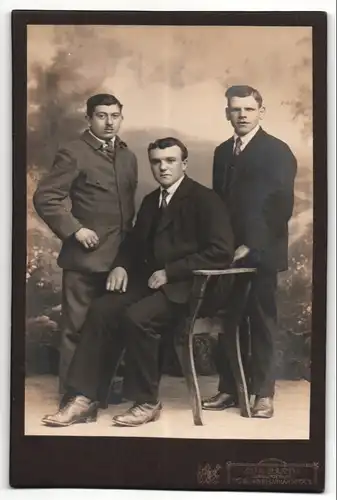 Fotografie Chr. Barth, Tübingen, Portrait drei bürgerliche Herren in eleganter Kleidung