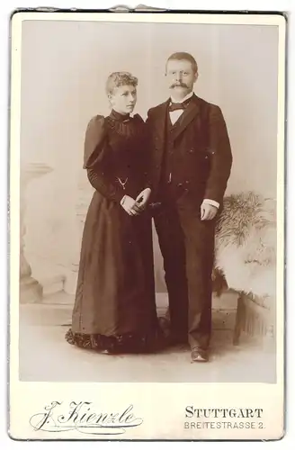 Fotografie F. Kienzle, Stuttgart, Portrait bürgerliches Paar in zeitgenössischer Kleidung