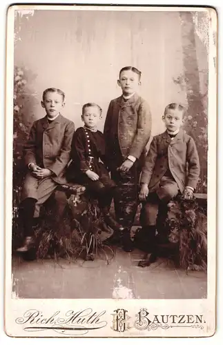 Fotografie Rich. Huth, Bautzen, Portrait vier kleine Jungen in hübscher Kleidung