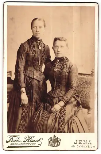 Fotografie Friedr. Haack, Jena, Portrait zwei hübsche Damen in zeitgenössischer Kleidung