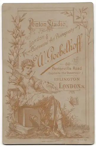 Fotografie W. Goebelhoff, London-N, Portrait modisch gekleideter Herr an Tisch gelehnt