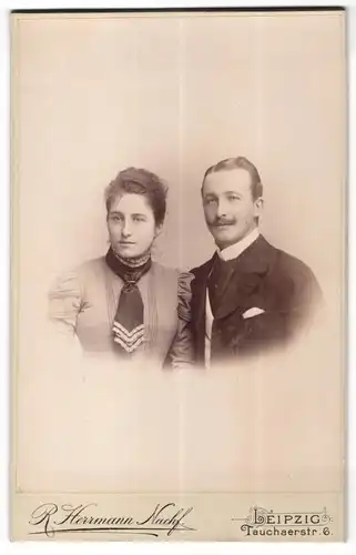 Fotografie Rudolf Herrmann, Leipzig, Portrait junges hübsches Paar in modischer Kleidung