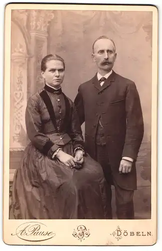 Fotografie A. Pause, Döbeln, Portrait bürgerliches Paar in hübscher Kleidung