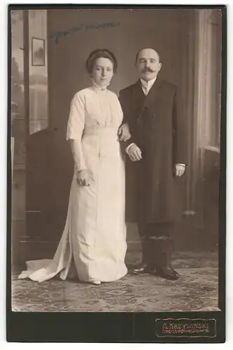 Fotografie A. Krzywinski, Grossröhrsdorf i / S., Portrait bürgerliches Paar in eleganter Kleidung