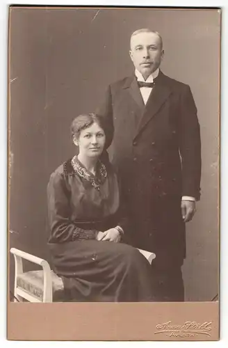 Fotografie Anna Stahl, Avesta, Portrait sitzende Dame im modischen Kleid mit einem Herrn