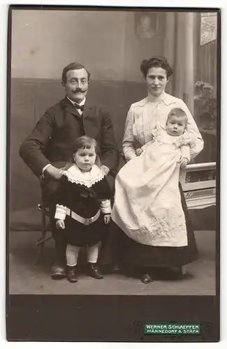 Fotografie Werner Schlaepfer, Männedorf, Portrait hübsch gekleidetes Paar mit Baby und kleiner Tochter