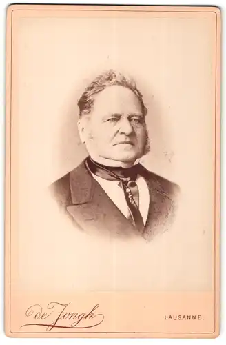 Fotografie de Jongh, Lausanne, Portrait stattlicher Herr im Anzug mit Krawatte