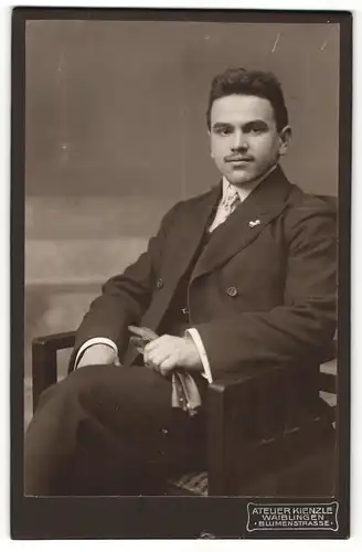 Fotografie Atelier Keinzle, Waiblingen, Portrait sitzender Herr im Anzug mit Krawatte und Handschuhen