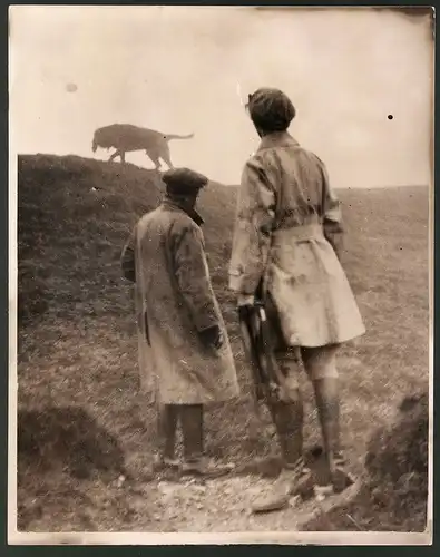 Fotografie Keystone, W.H. Roberts Tochter von Colonel Roberts mit einem ihrer Bluthunde 1936