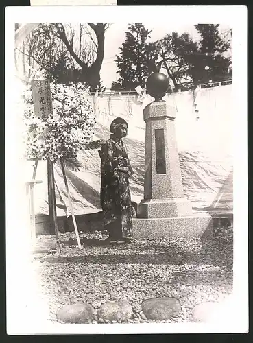 Fotografie Ansicht Tokio, Mädchen in Tracht neben einem Denkmal