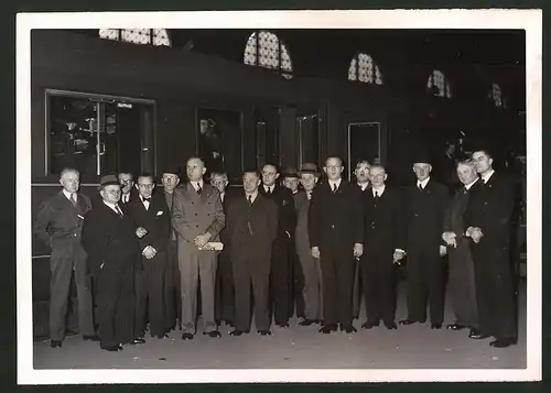 Fotografie Ansicht Berlin, Holländische Gewerkschafter auf dem Anhalter Bahnhof