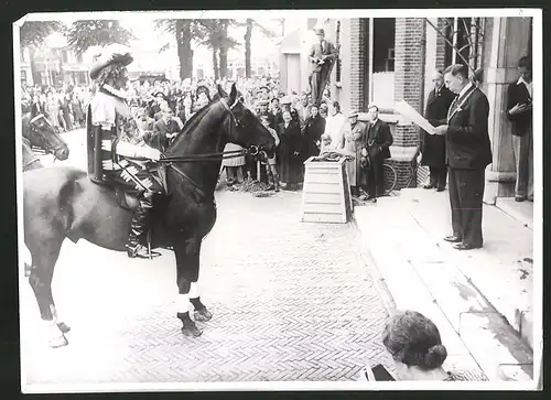 Fotografie Ansicht Baarn, Bürgermeister verkündet die Geburt der Tochter der holl. Thronfolgerin