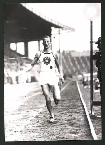 Fotografie Ansicht Brüssel, Intern. Leichtathletik Wettkämpfe 1939, Deutscher Läufer Eichberger, Sieger über 800 m