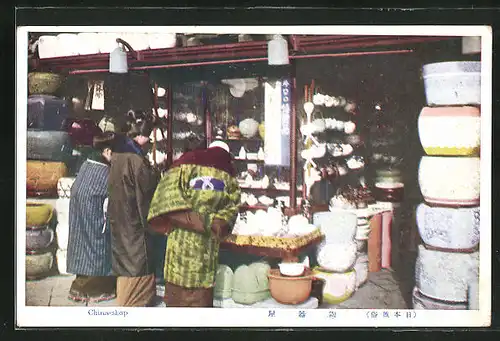 AK China, Chinesen vor einem Shop mit Töpferwaren