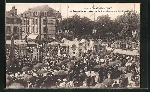 AK Sainte-Anne-D`Auray, La Procession se rendant de la Scala Sancta a la Basilique