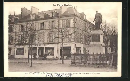 AK Pontivy, Le Central-Hôtel, Au Ier plan, Statue du Général de Lourmel