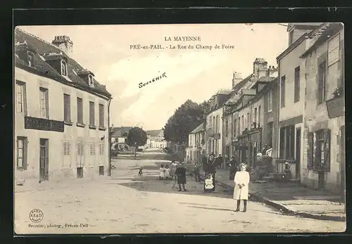 AK Pré-en-Pail, La Rue du Champ de Foire