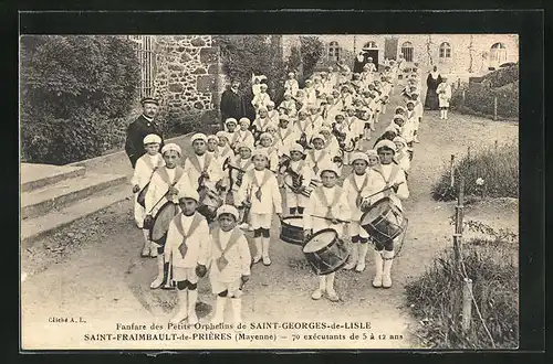 AK Saint-Fraimbault-de-Priéres, Fanfare des Petits Orphelins de Saint-Georges-de-l'Isle, 70 exécutants de 5 à 12 ans