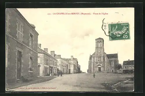 AK La Chapelle-au-Riboul, Place de l'Eglise